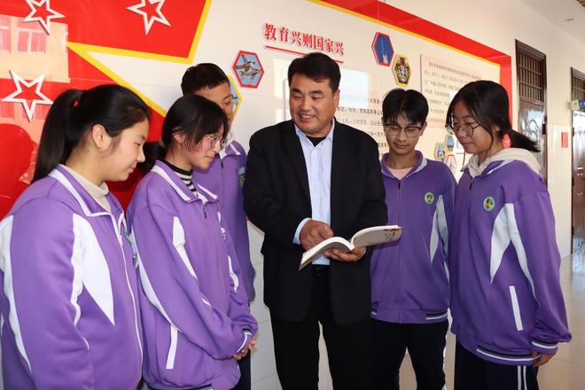 育开出繁花——黄金强与乡村学校的振兴发展ag真人平台第一游戏“和实”育人乡村教(图2)